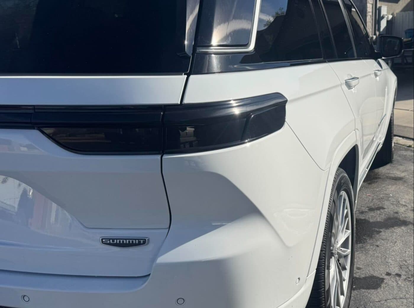 White Jeep Grand Cherokee Summit with mirror finish